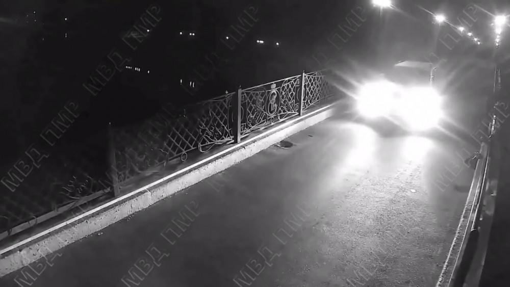 Un tânăr a salvat o tânăra care voia să-și pună capăt zilelor. Fata a fost la un pas de a se arunca de pe pod